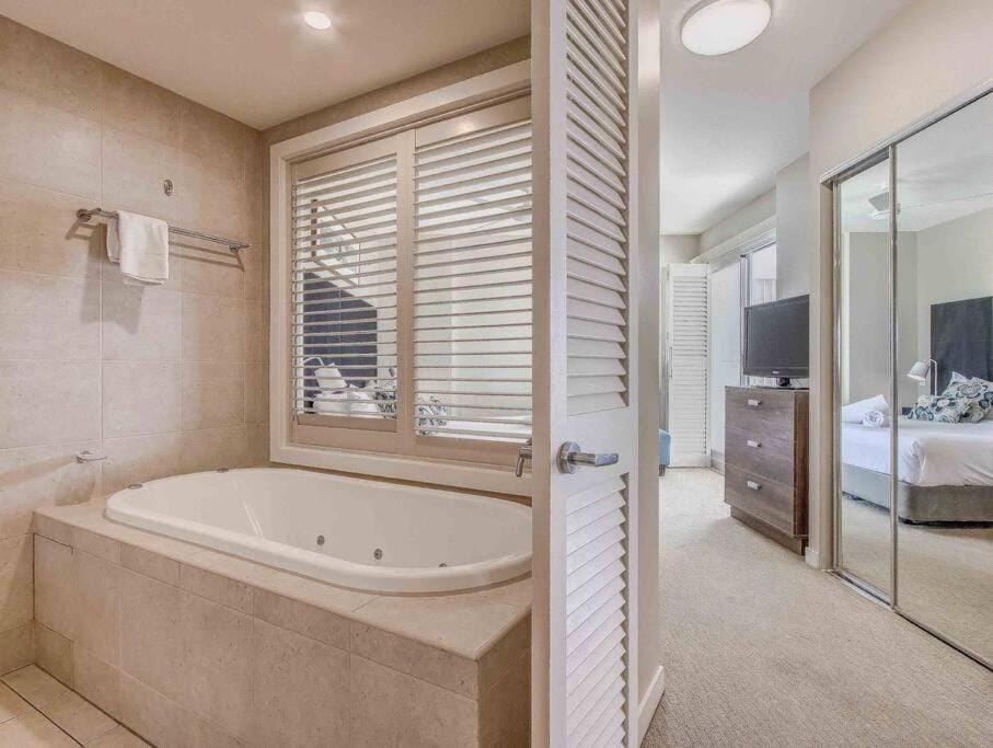 Shower, Bed, Bathroom, TV and multimedia, Photo of the whole room, Bedroom, Bath