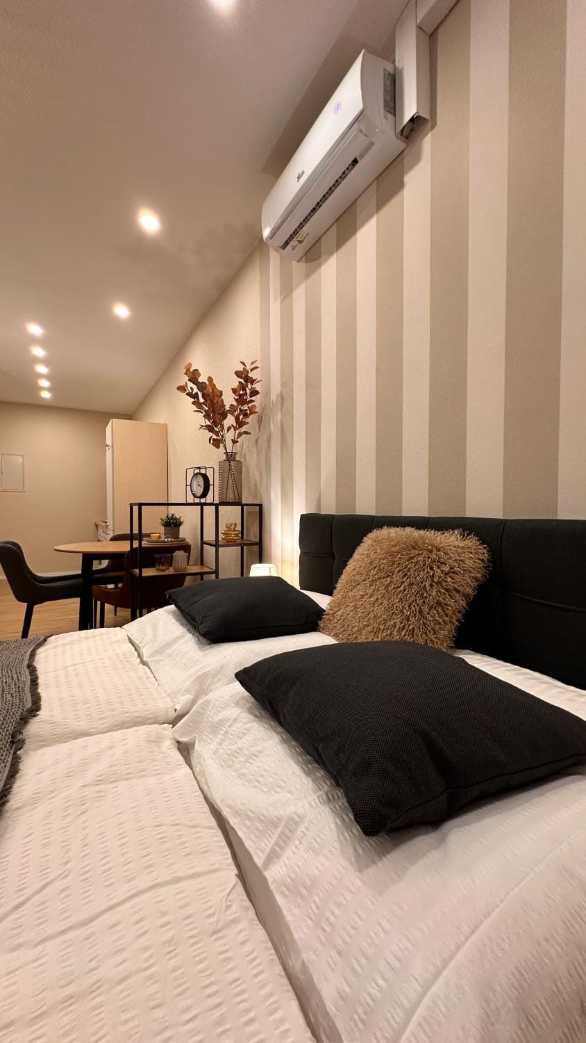 Bed, Photo of the whole room, Seating area