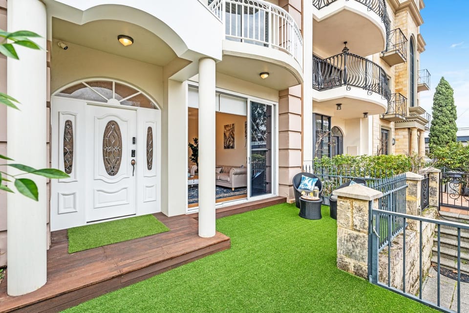 Hampton-Style Waterfront Mansion 3-Storeys of Lux House in Perth