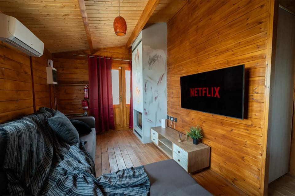 TV and multimedia, Living room, Seating area, air conditioner