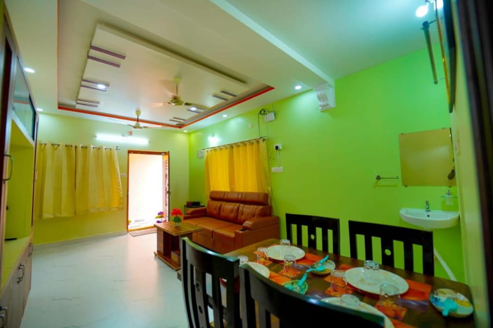 Kitchen or kitchenette, Seating area, Dining area
