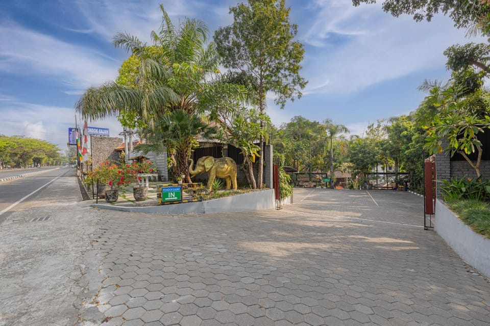 Facade/entrance, Street view, Parking