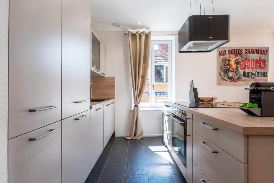 Coffee/tea facilities, Kitchen or kitchenette, oven, stove