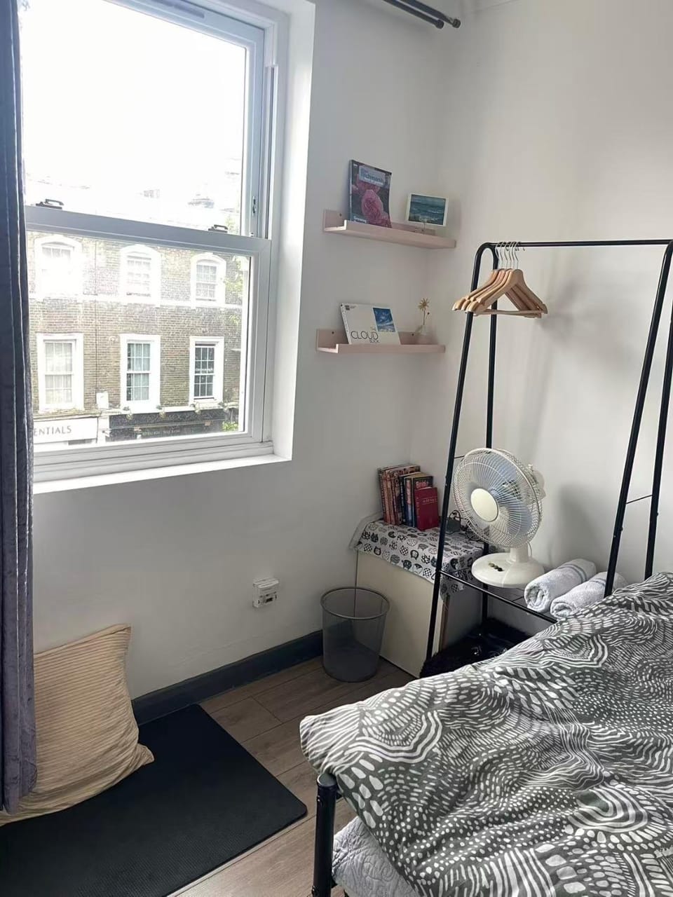 Bed, towels