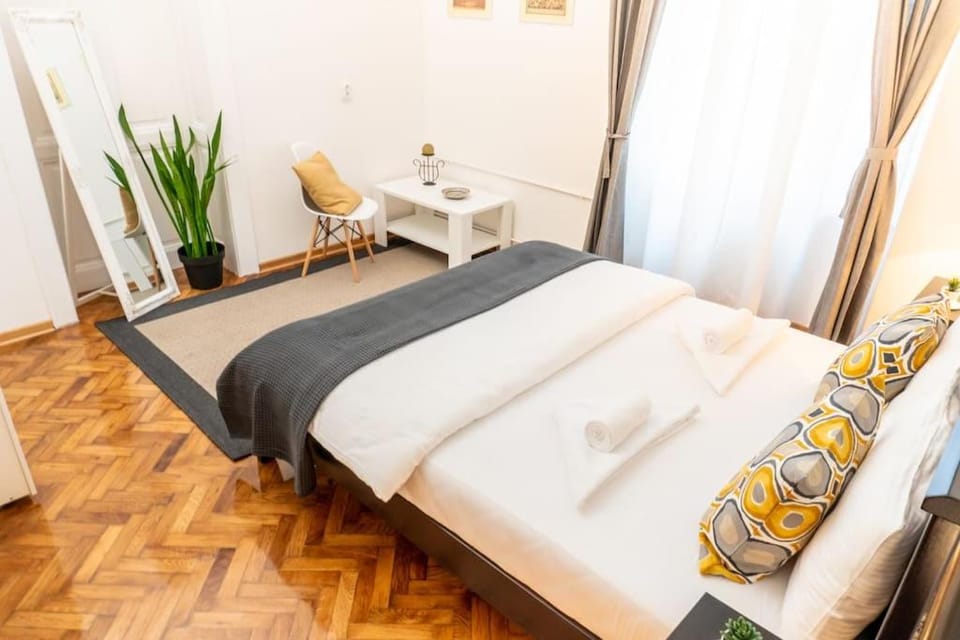 Bed, Bedroom, towels