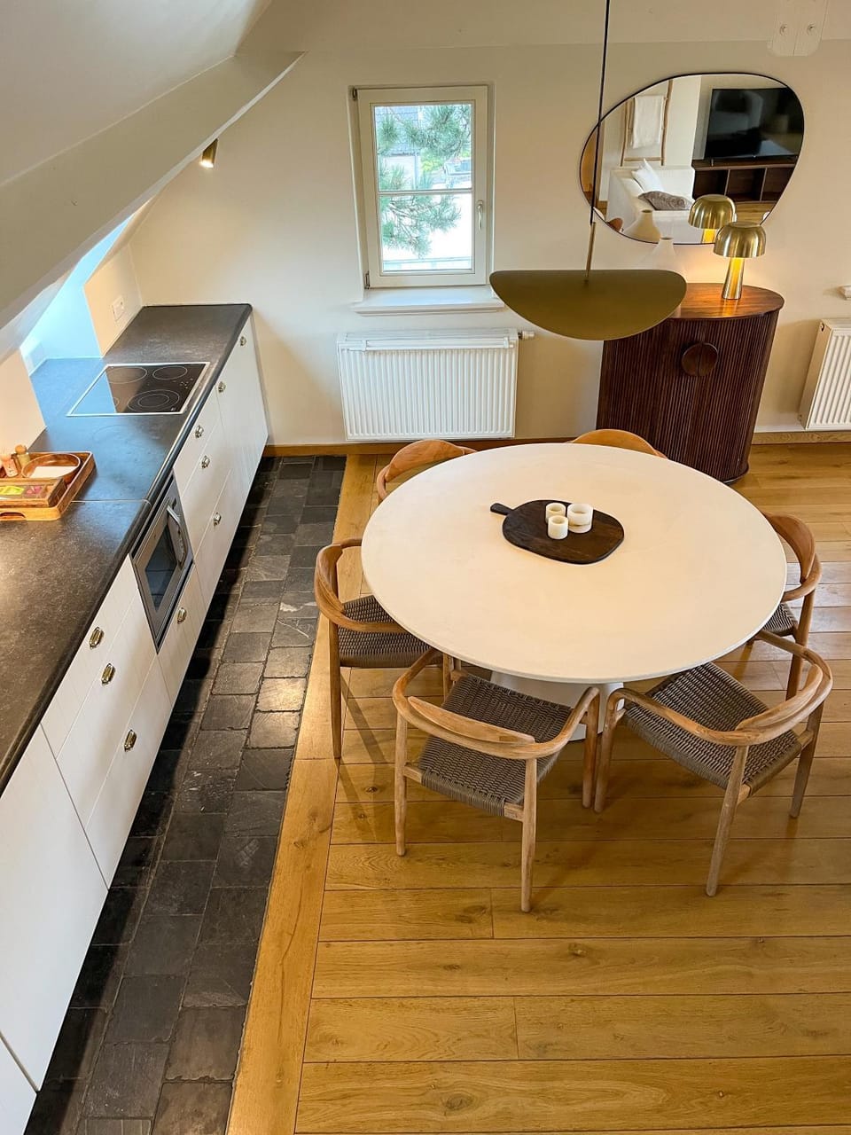 Kitchen or kitchenette, Dining area