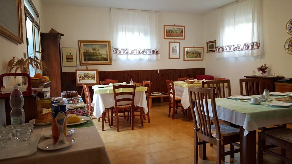 Restaurant/places to eat, Dining area