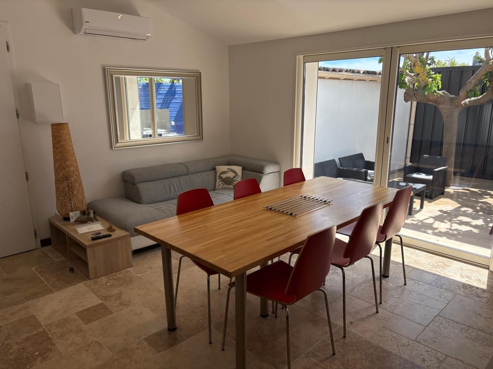 Living room, Seating area, Dining area, air conditioner