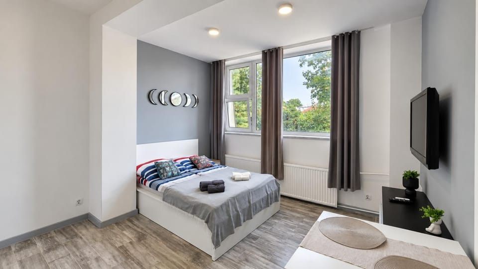 Bed, TV and multimedia, Photo of the whole room, Bedroom, towels
