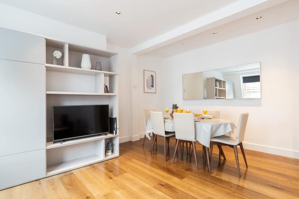 TV and multimedia, Living room, Seating area, Dining area