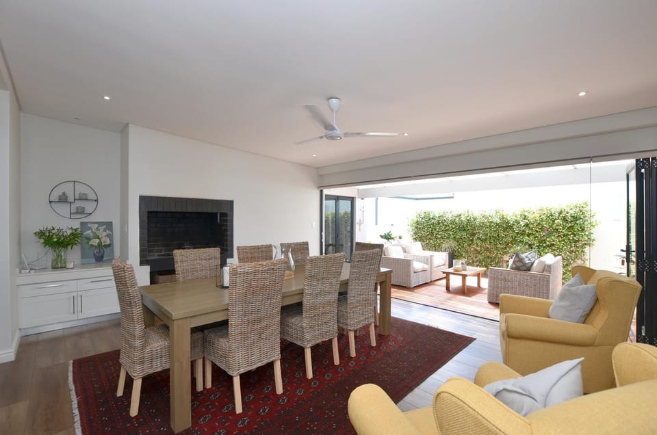 Dining area, fireplace