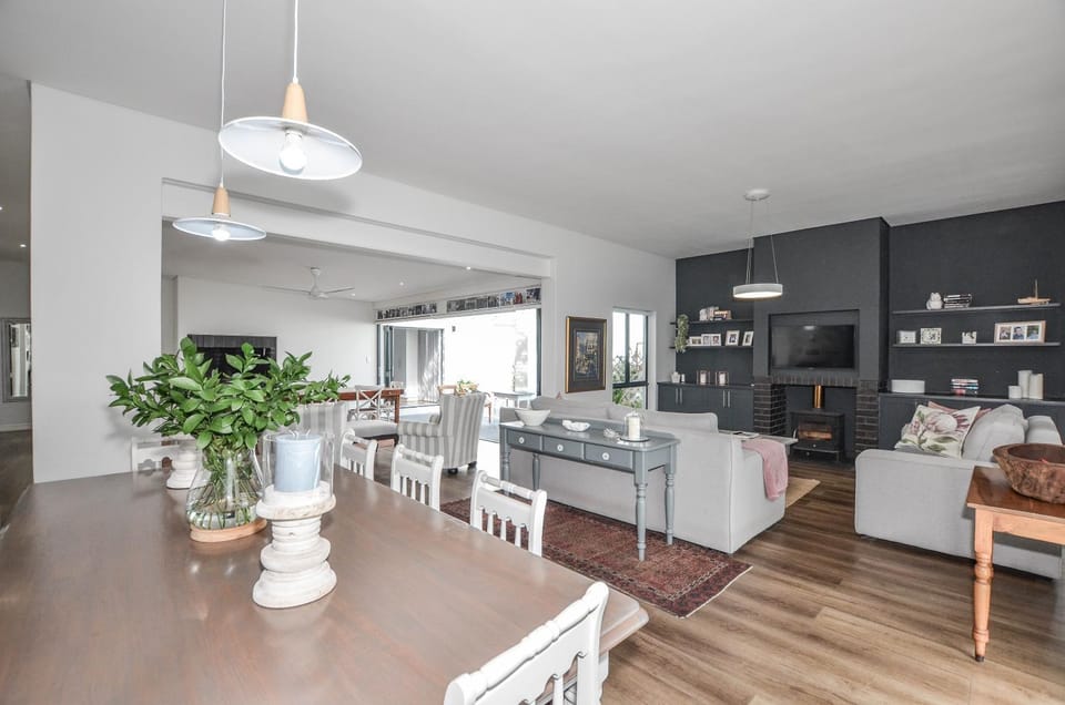 Living room, Dining area, fireplace