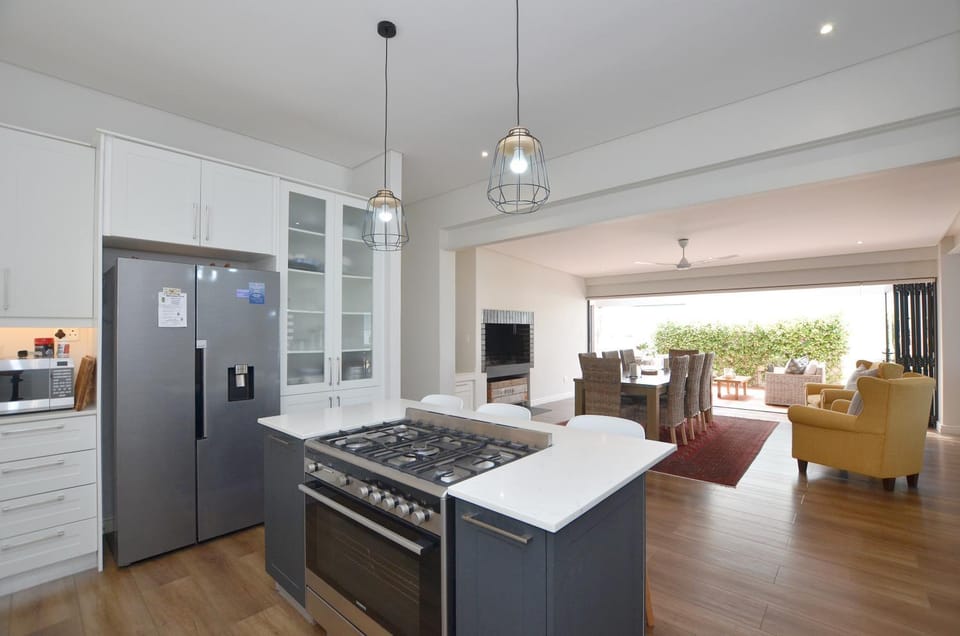 Seating area, Dining area, kitchen