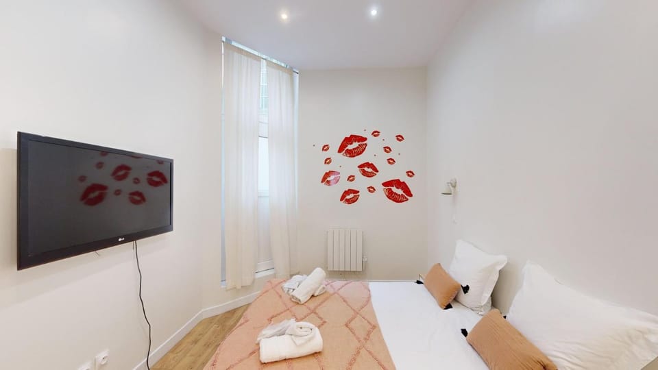 Bed, Living room