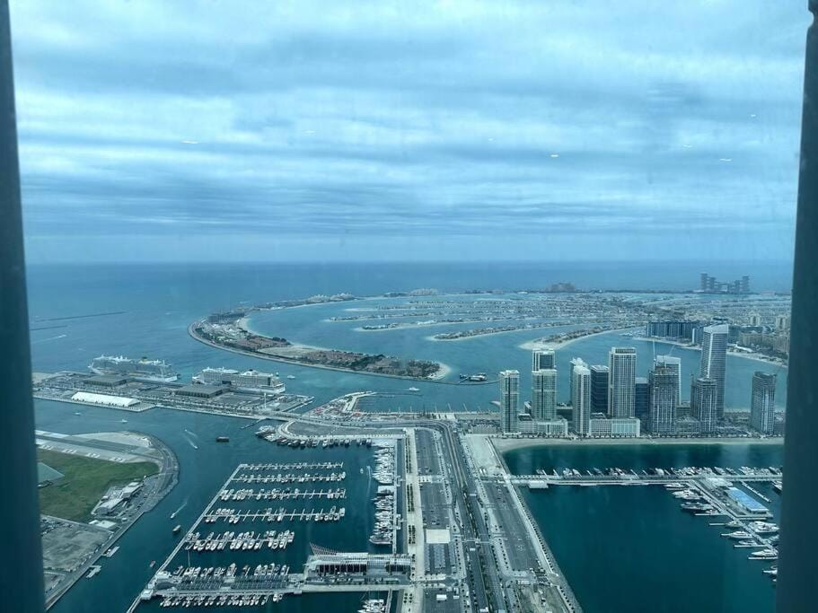 Breathtaking 2BR with Full SeaView Apartment in Dubai