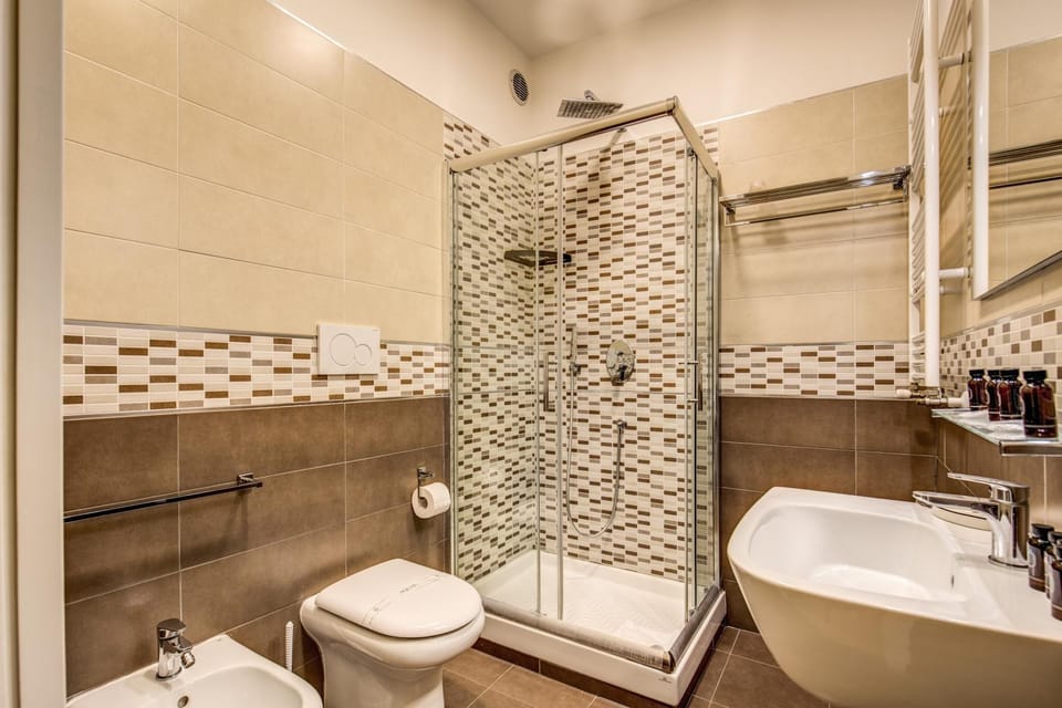 Shower, Toilet, Bathroom, bidet, towels