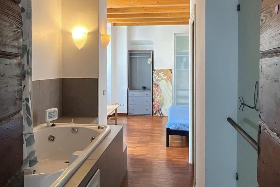 Hot Tub, Bathroom, Photo of the whole room, Bedroom, Bath