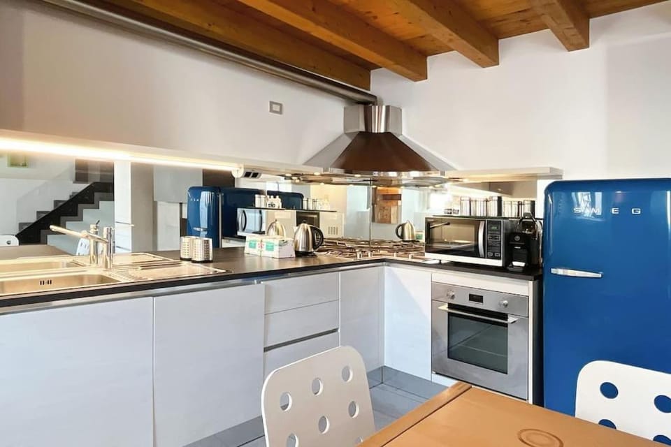 Coffee/tea facilities, Kitchen or kitchenette, Dining area, dishwasher, microwave, oven, pet friendly, stove