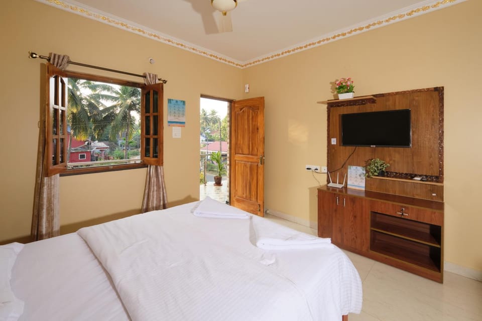 Bed, TV and multimedia, Bedroom