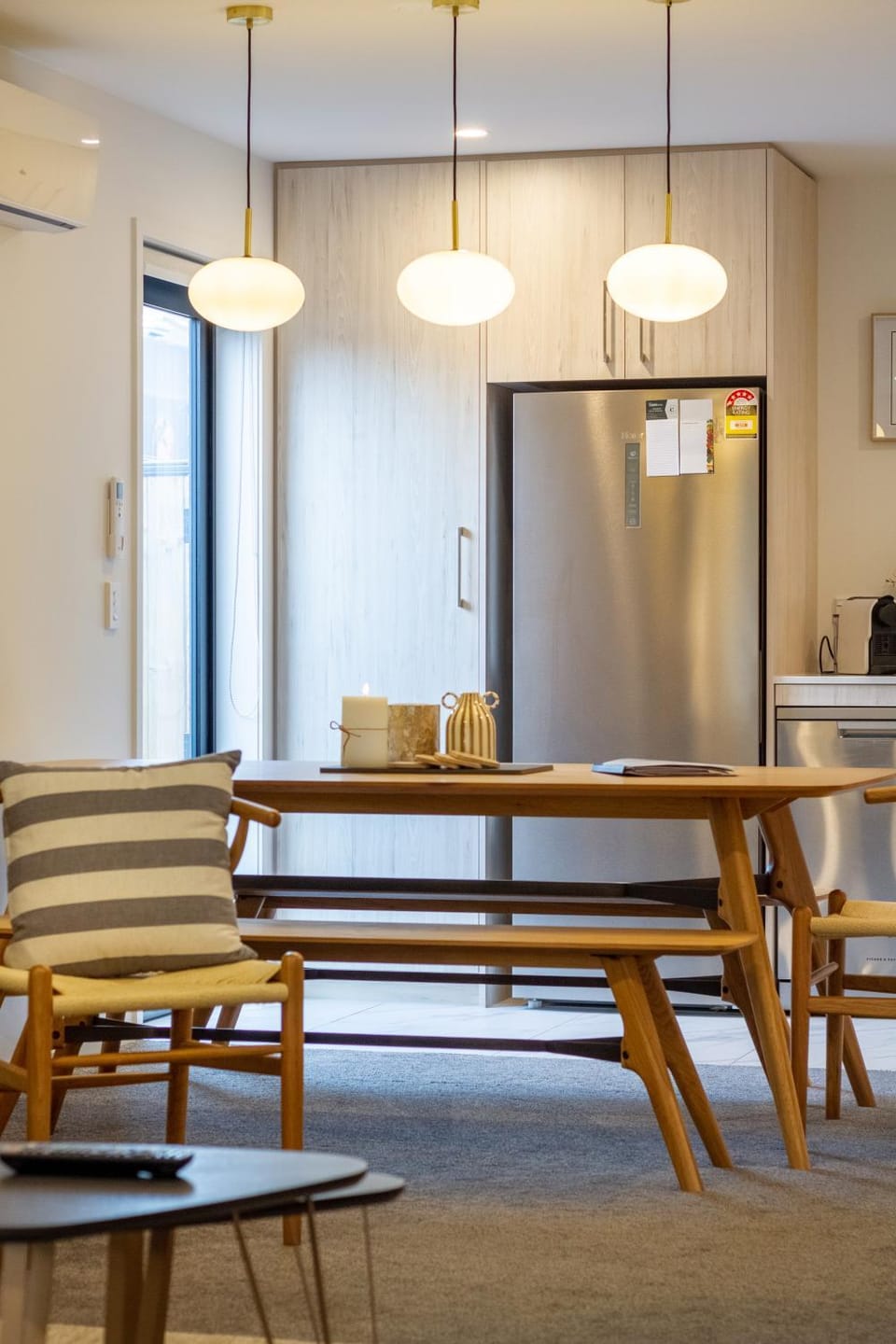 Kitchen or kitchenette, Living room, Decorative detail, Seating area, Dining area, oven