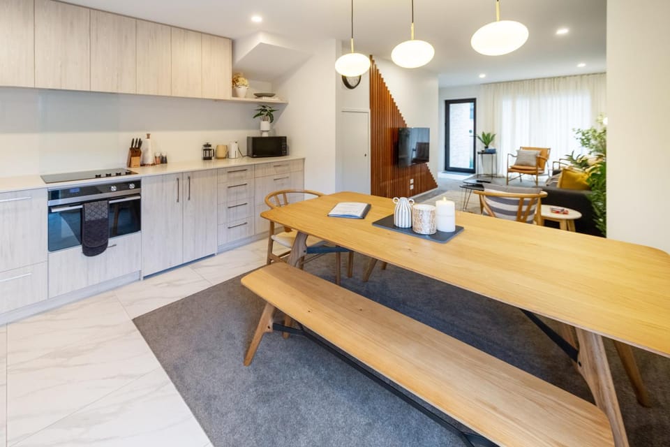 TV and multimedia, Coffee/tea facilities, Kitchen or kitchenette, Living room, Decorative detail, Seating area, Dining area, stove, toaster