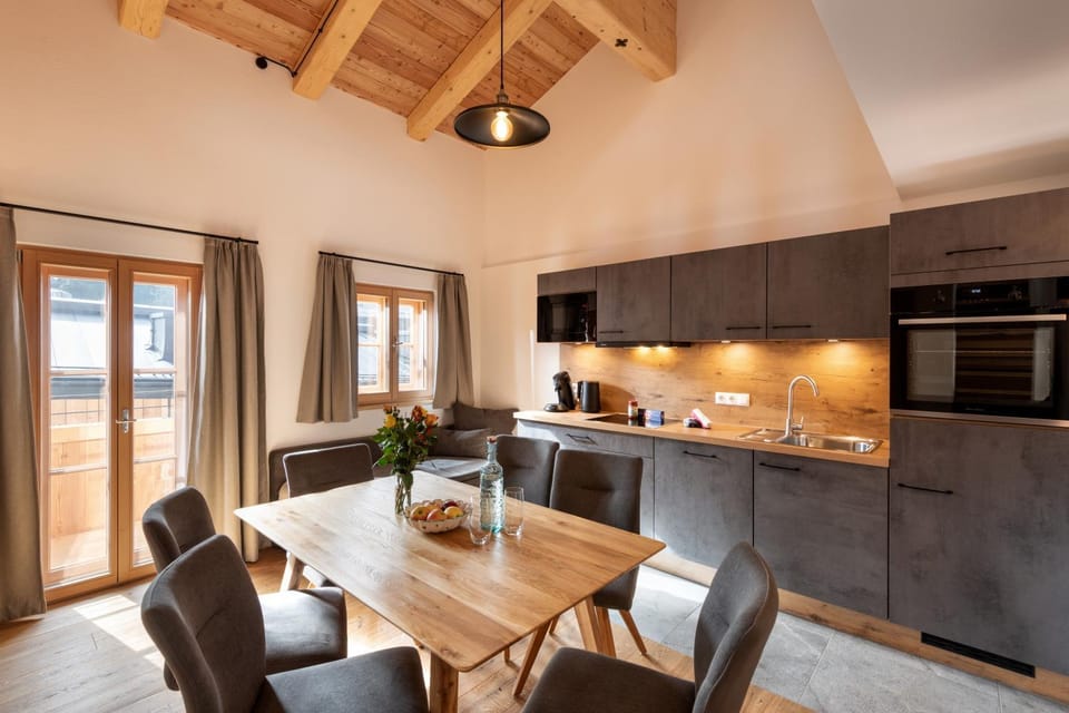 Coffee/tea facilities, Kitchen or kitchenette, Living room, Seating area, Dining area, dishwasher, microwave, stove