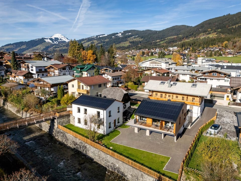 Property building, View (from property/room), Balcony/Terrace, Landmark view, River view, Parking