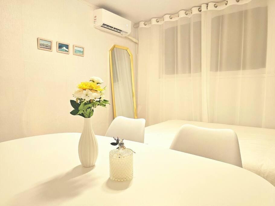 Dining area, Bedroom, air conditioner