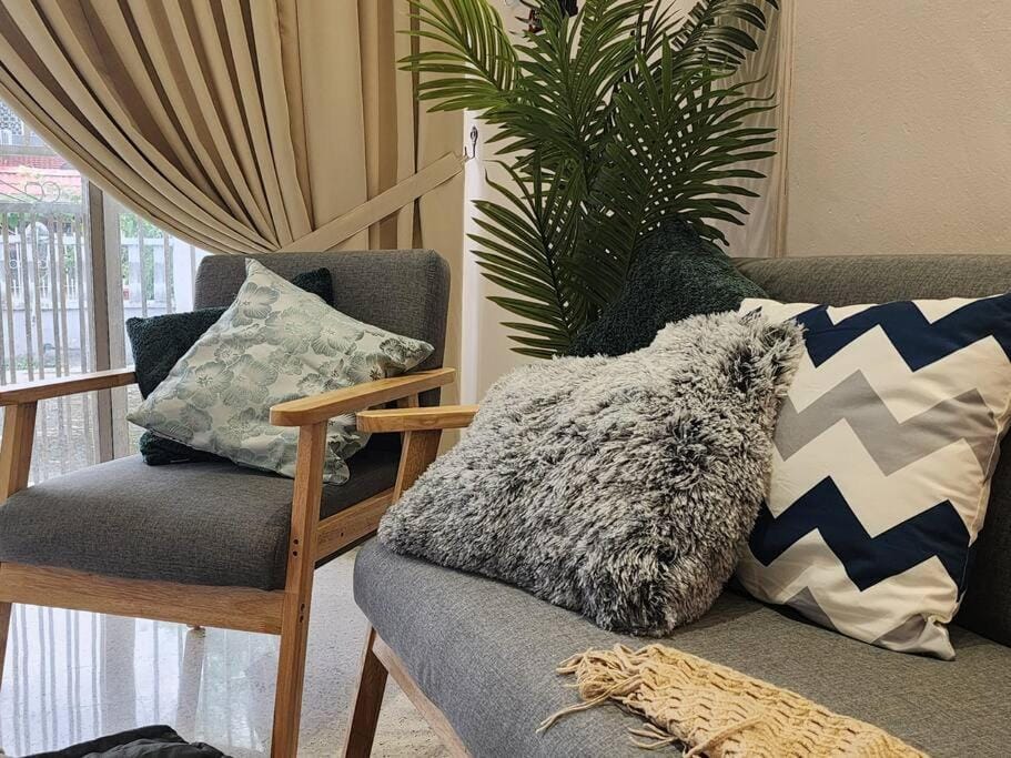 New! Petaling Jaya Landed Corner Home 4 BedRooms for up to 17 pax, Kelana Jaya, BBQ ,Paradigm Mall, LDP Villa in Petaling Jaya