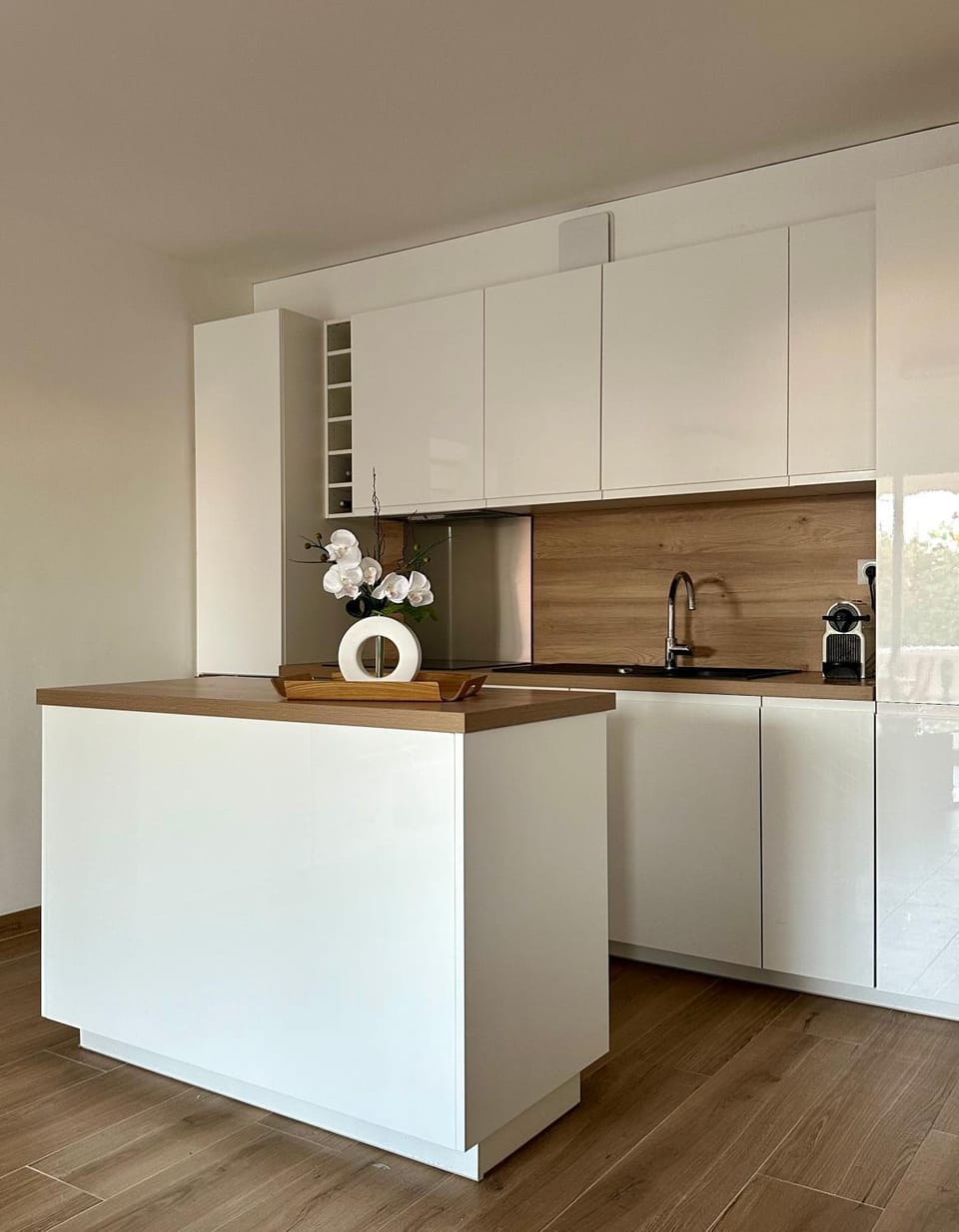 Coffee/tea facilities, Kitchen or kitchenette, stove