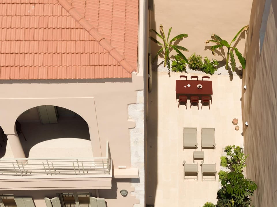 Property building, Balcony/Terrace, Seating area, Dining area