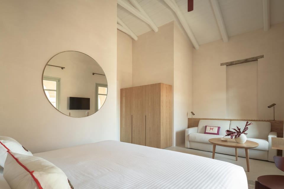 Bed, Photo of the whole room, Seating area, Bedroom, wardrobe