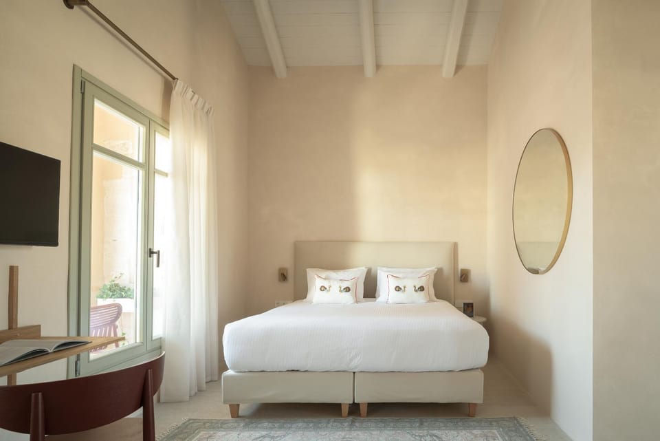 Bed, TV and multimedia, Bedroom