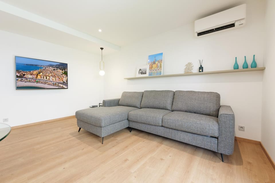 Living room, Seating area, air conditioner