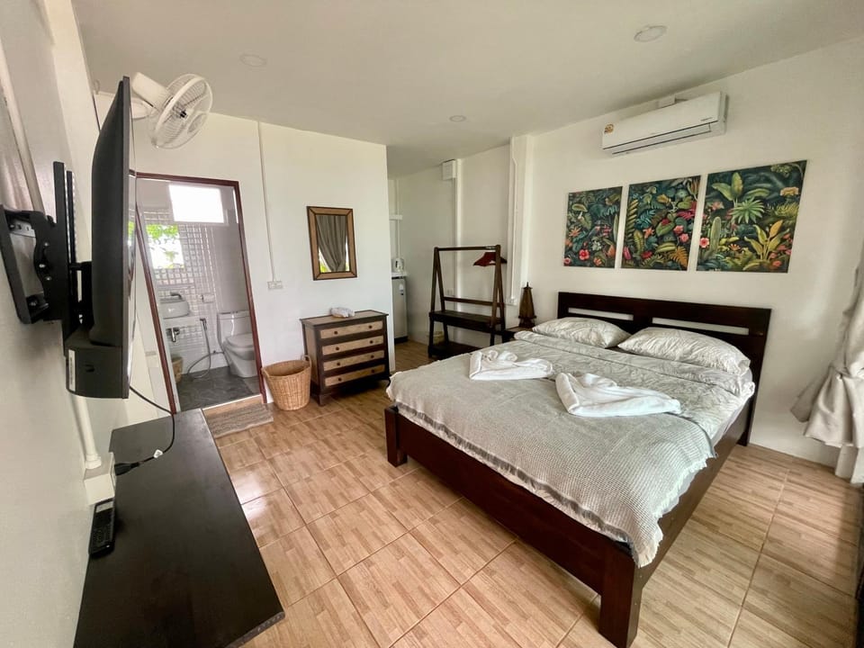 Bed, TV and multimedia, Photo of the whole room, Bedroom, towels, air conditioner