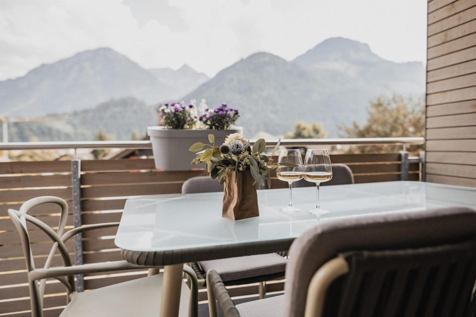 View (from property/room), Balcony/Terrace, Dining area, Mountain view