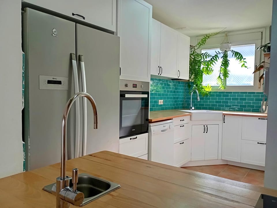 Kitchen or kitchenette, dishwasher, microwave, oven