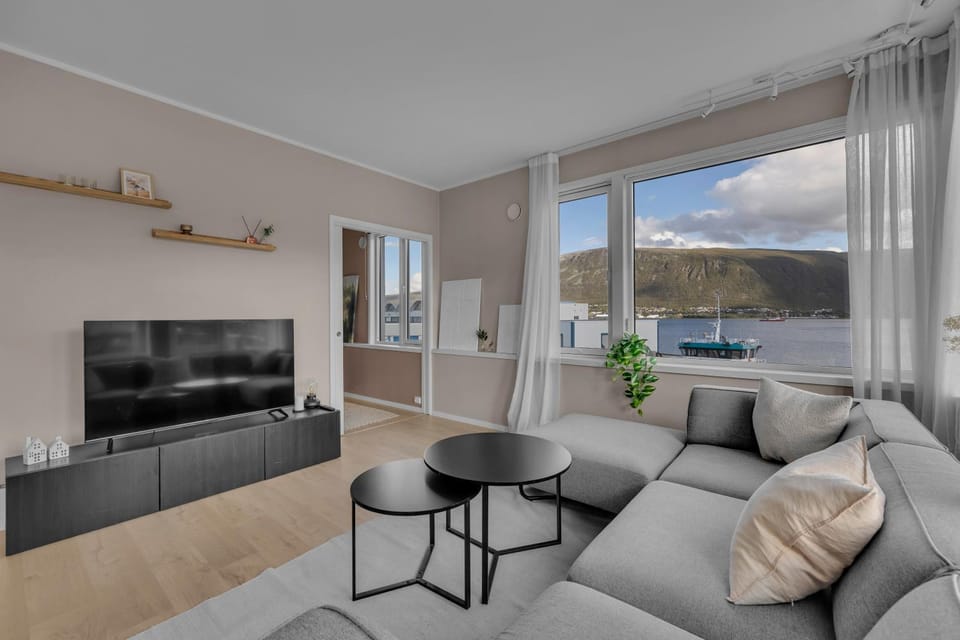 Natural landscape, TV and multimedia, Living room, Seating area, Evening entertainment, Mountain view