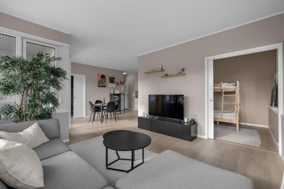 TV and multimedia, Living room, Seating area, Evening entertainment