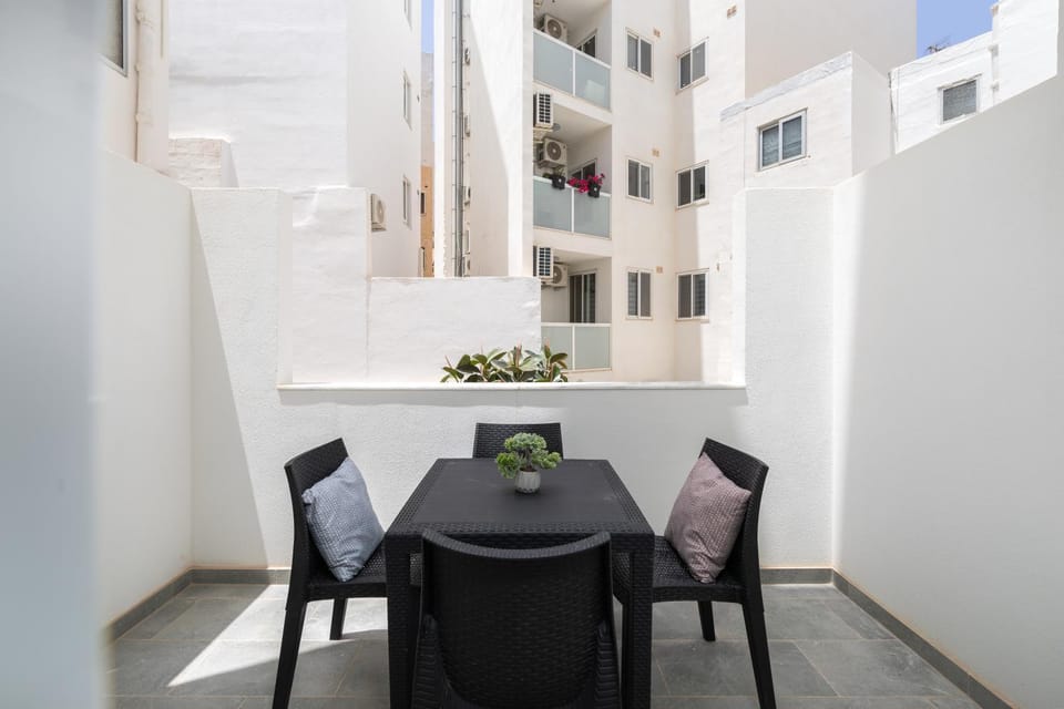 Modern 2BD Apartment with Maltese Balcony & Back Yard - Close to St Julian's & St Georges Bay & Sliema Promenade Apartment in Sliema