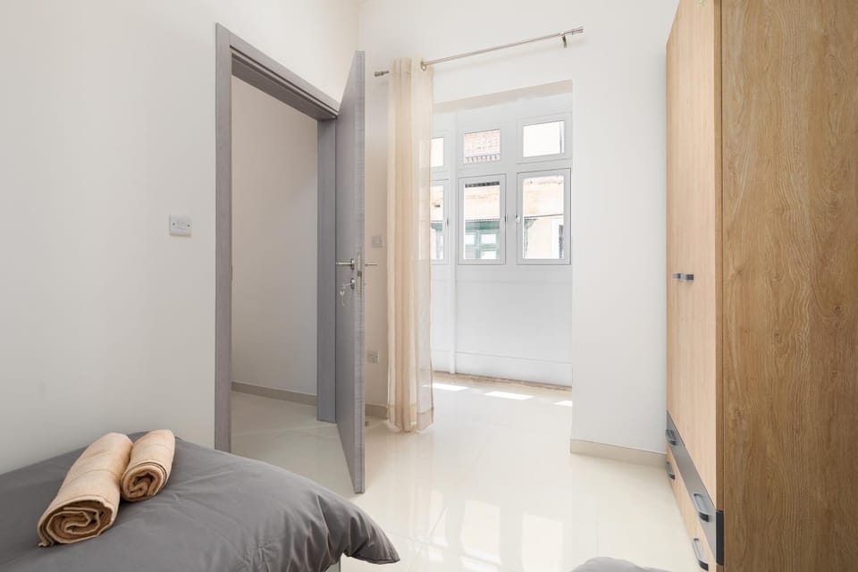Modern 2BD Apartment with Maltese Balcony & Back Yard - Close to St Julian's & St Georges Bay & Sliema Promenade Apartment in Sliema