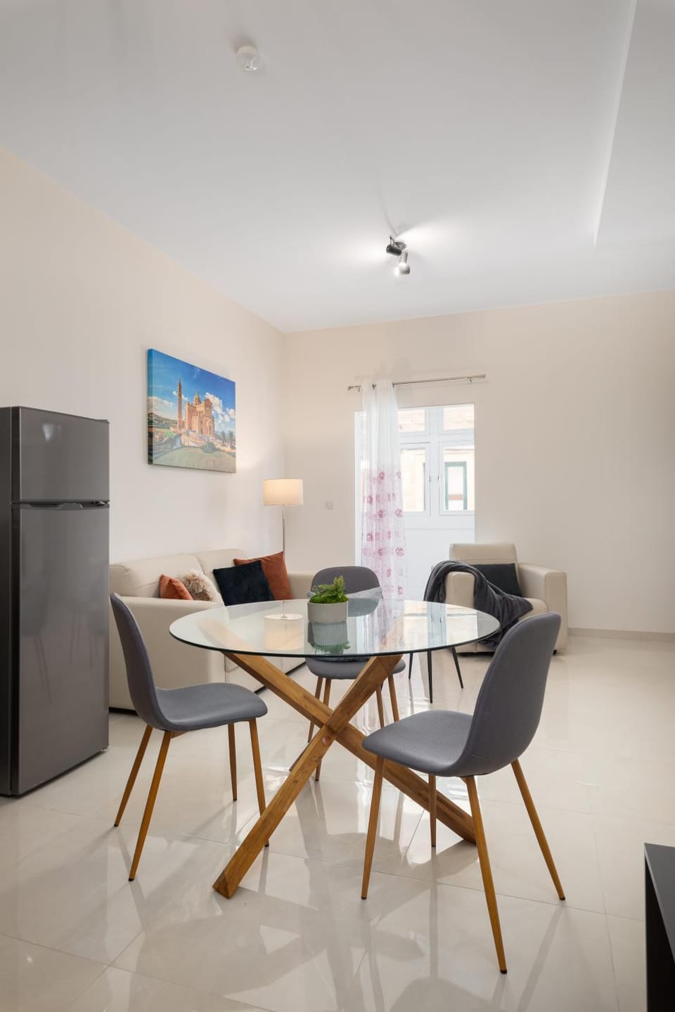 Modern 2BD Apartment with Maltese Balcony & Back Yard - Close to St Julian's & St Georges Bay & Sliema Promenade Apartment in Sliema