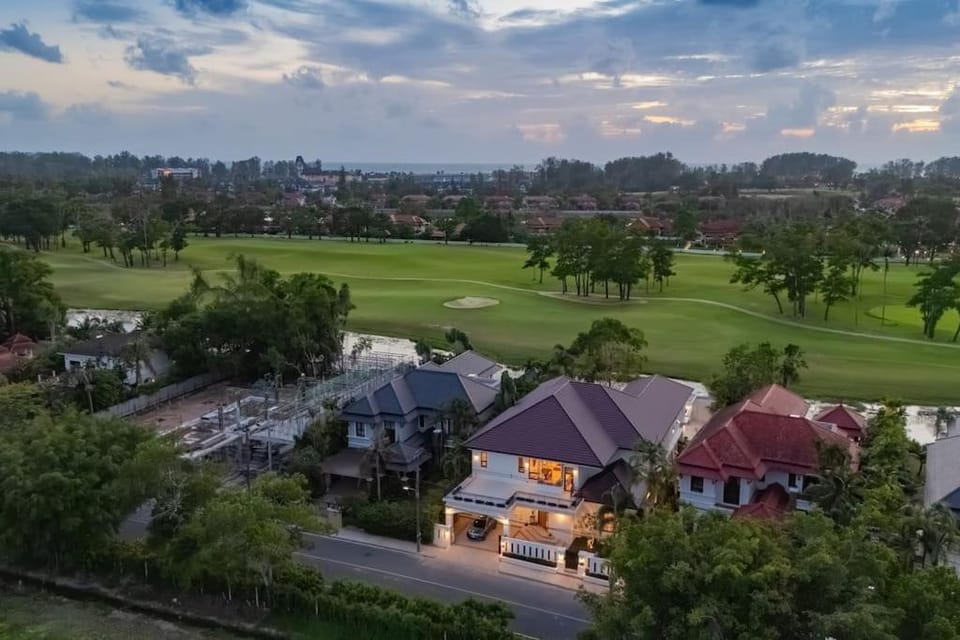 Property building, Neighbourhood, Natural landscape, Bird's eye view, Golfcourse