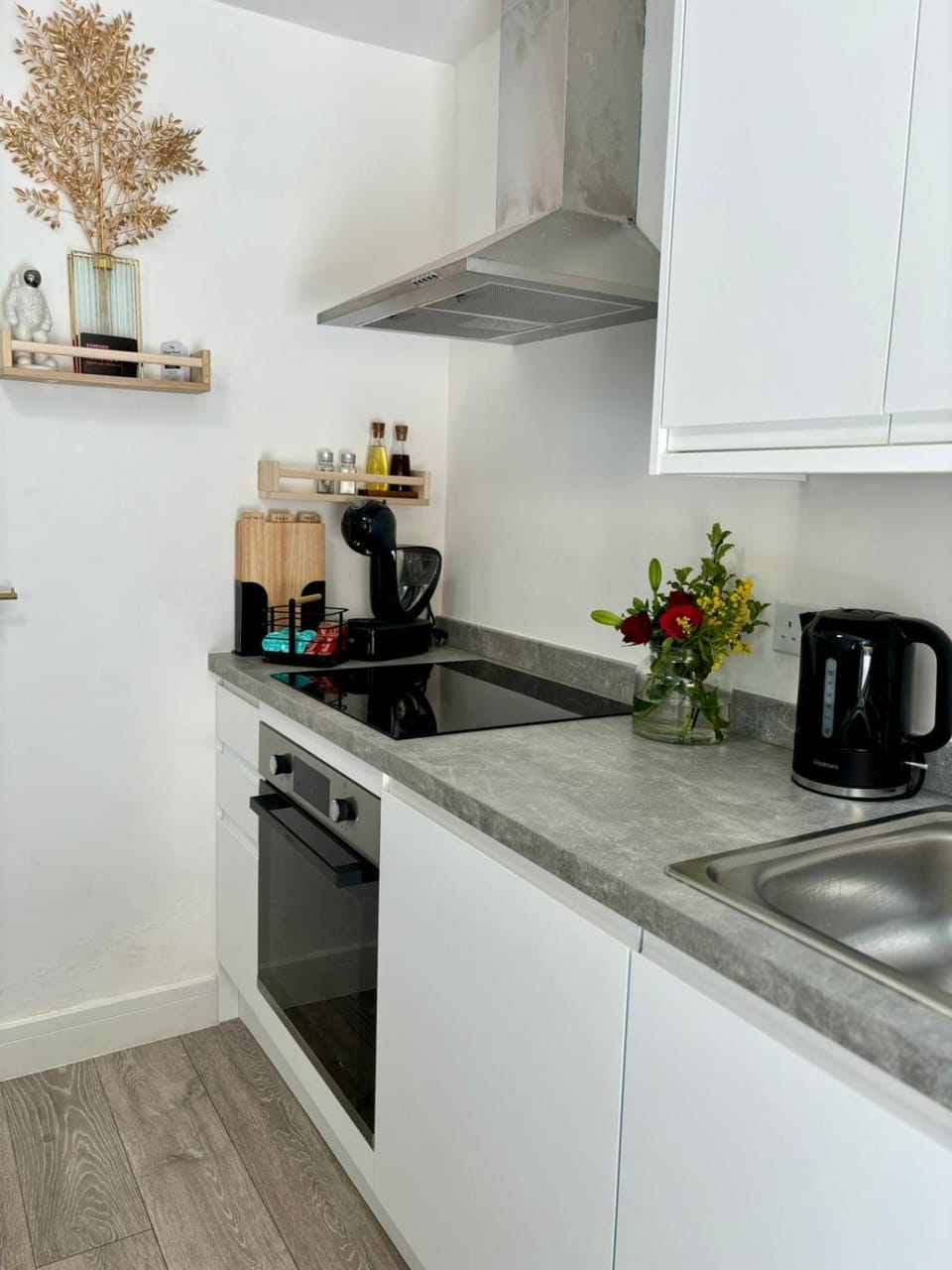 Coffee/tea facilities, Dining area, Beach, oven, kitchen