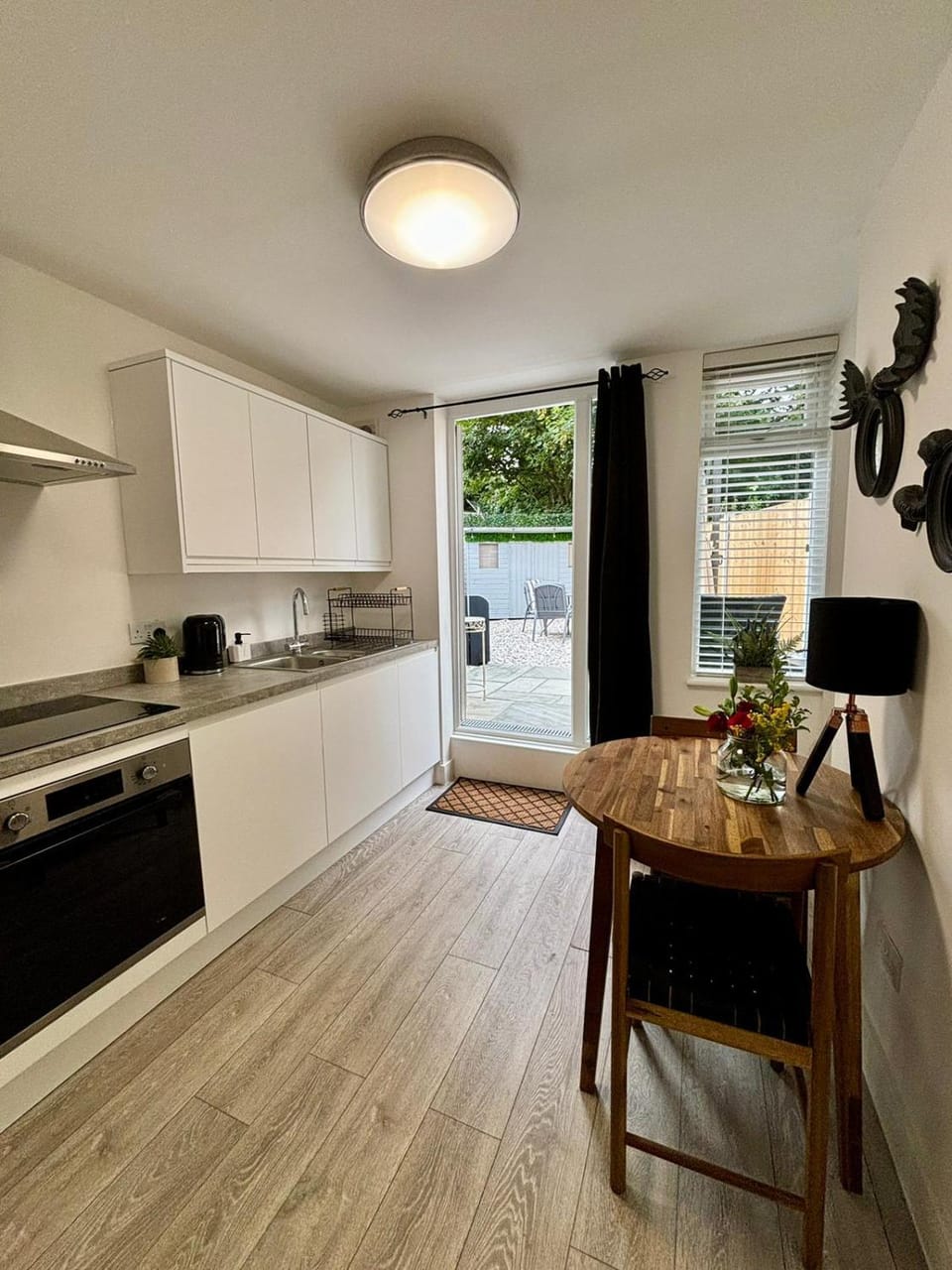 Garden, Coffee/tea facilities, Kitchen or kitchenette, Decorative detail, Dining area, dishwasher, microwave, oven, stove, kitchen