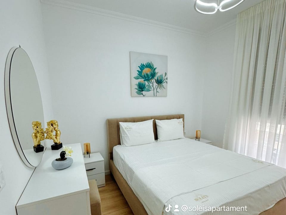 Bed, Photo of the whole room, Decorative detail, Bedroom
