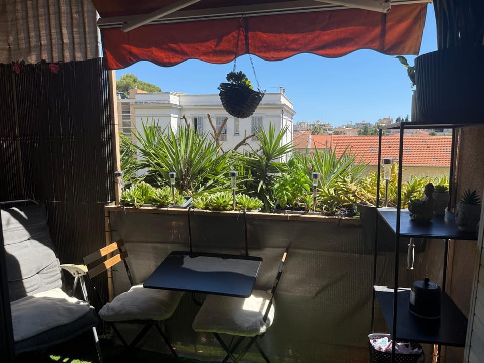Rental in a private residence with balcony and free parking, close to all types of transport and six minutes from the city center Vacation rental in Nice