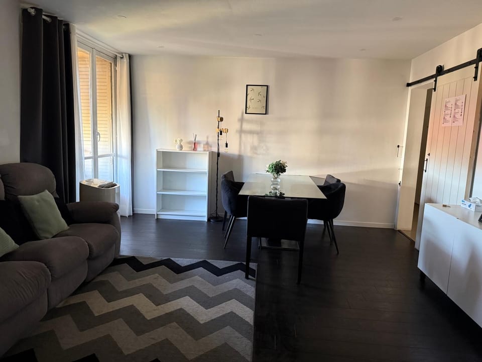 Rental in a private residence with balcony and free parking, close to all types of transport and six minutes from the city center Vacation rental in Nice