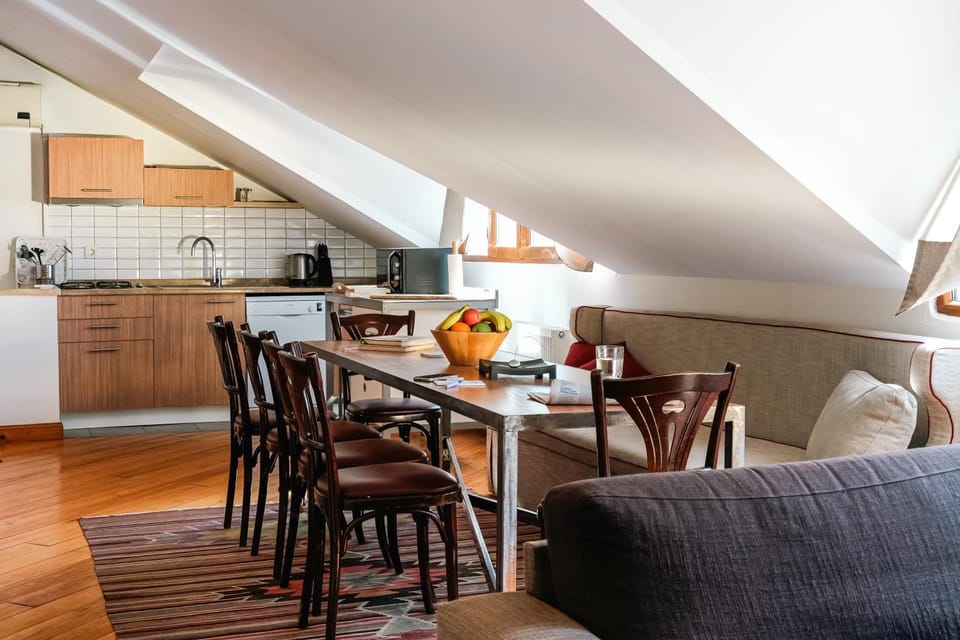 Coffee/tea facilities, Kitchen or kitchenette, Dining area, dishwasher, microwave