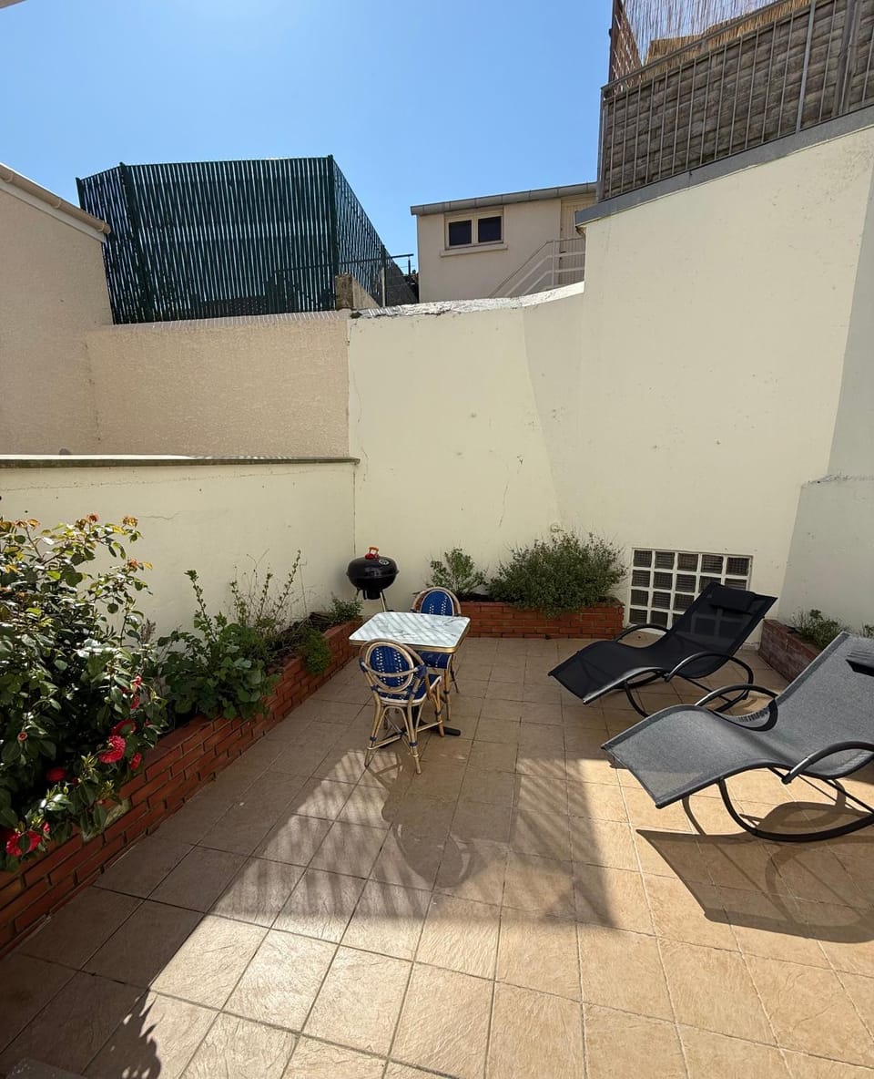 Balcony/Terrace, sunbed